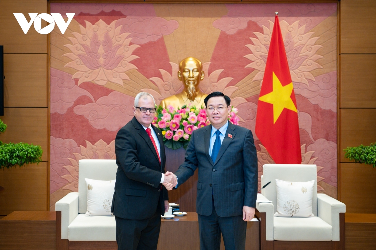 NA Chairman receives senior Cuban legislator in Hanoi